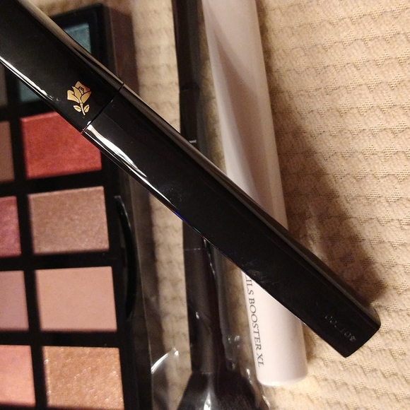 7PC 🔥Lancome A Parisian Wanderlust Eye and Face Palette with Brush, 16 Shades🔥 - Picture 11 of 13